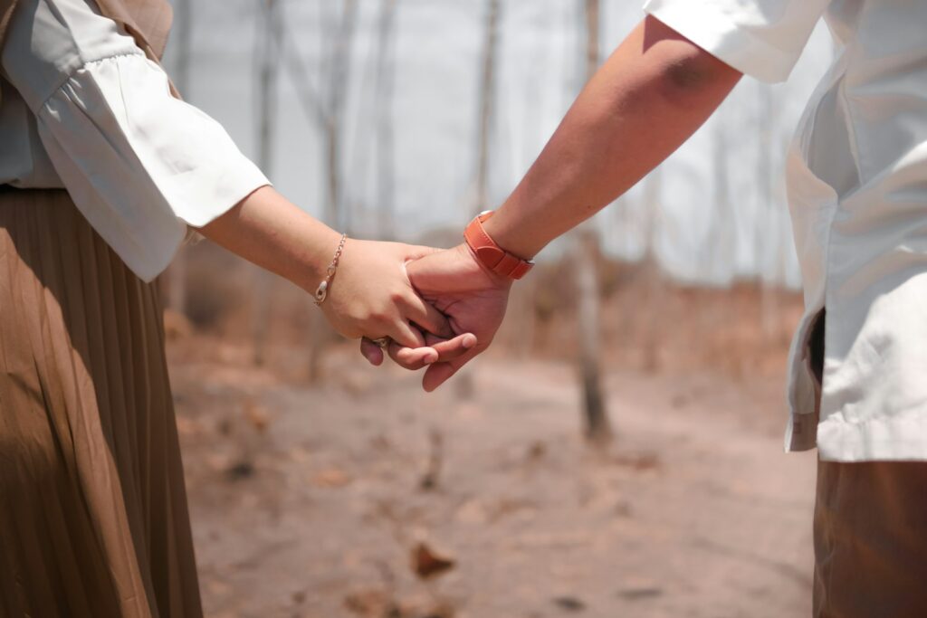 holding hand couple, dual diagnosis treatment facilities